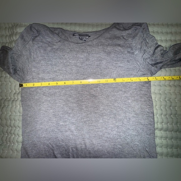 Vince Gray Long Sleeve Shirt Raw Seam Detail
at shoulder and back Sz Small EUC - Picture 3 of 10